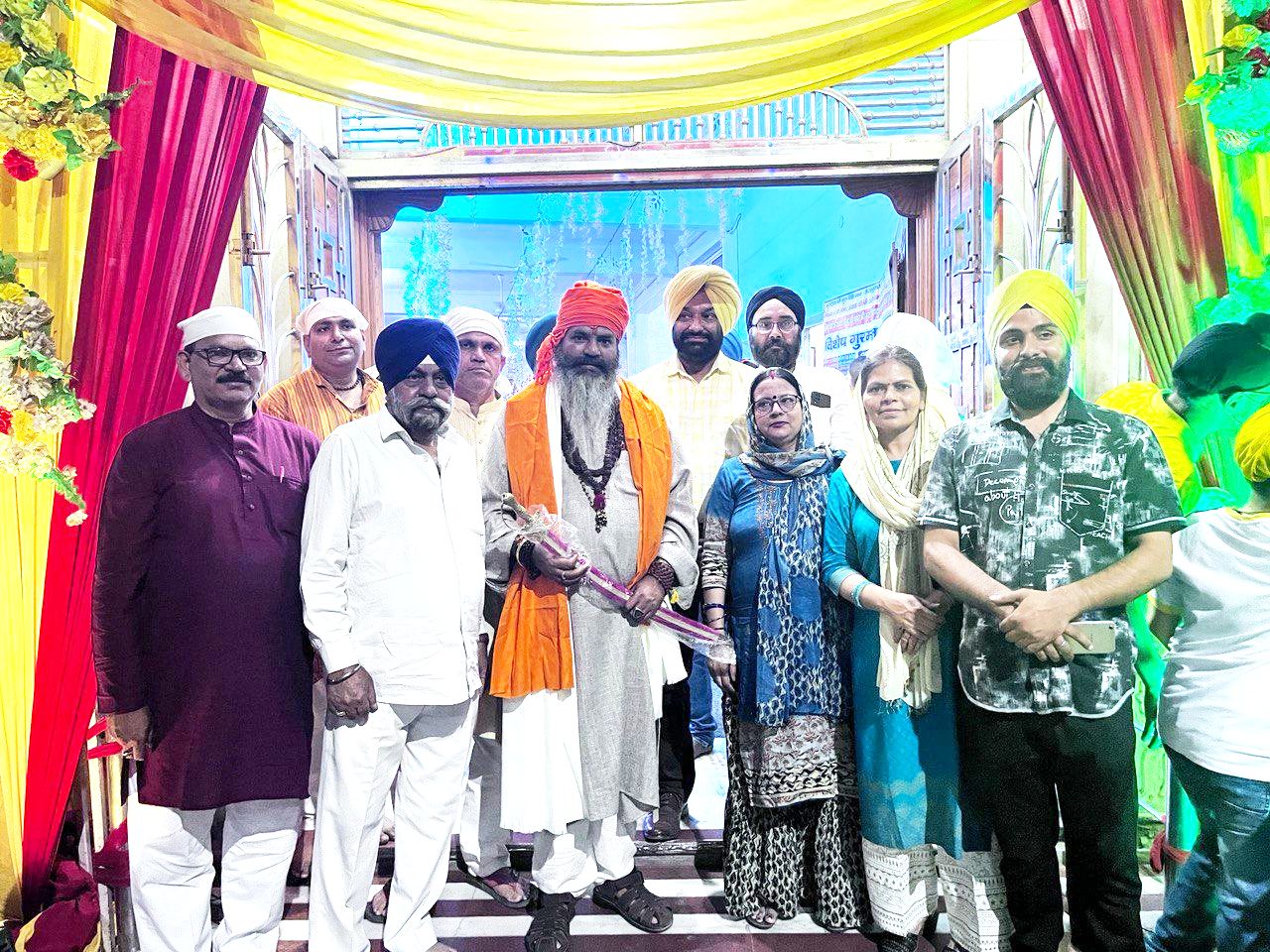 मसूरी उत्‍तराखंड न्यूज़ : सिख गुरुओं का बलिदान दुनिया भर में अनन्य है - आर्यम जी महाराज।