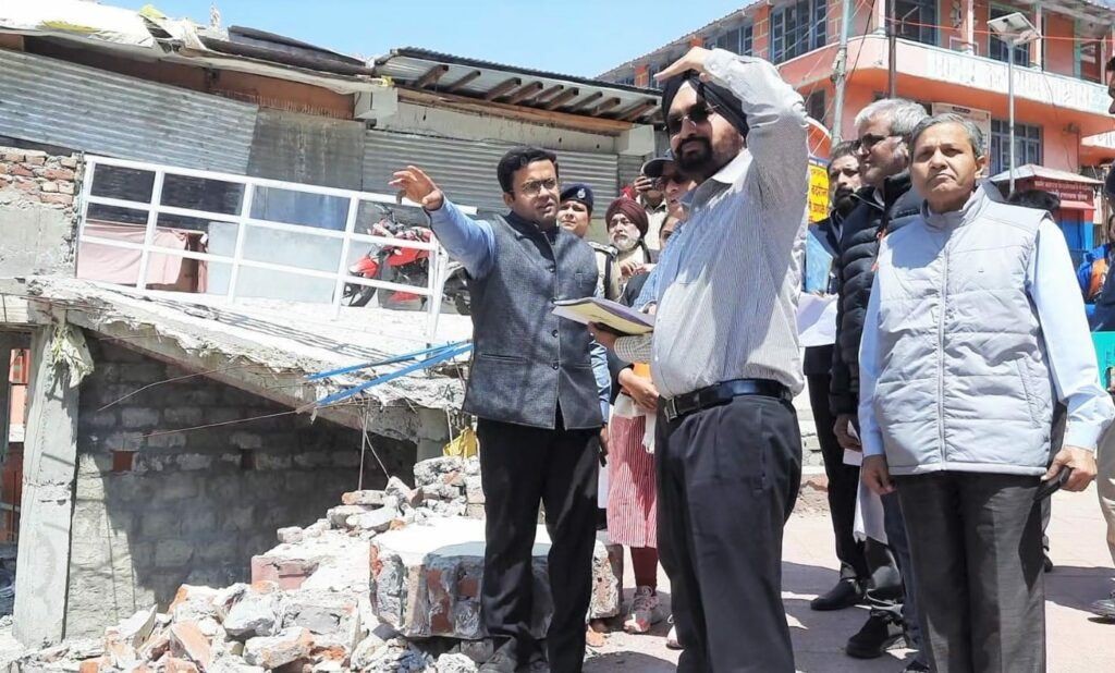 चमोली उत्‍तराखंड न्यूज़ : हेमकुण्ड साहिब एवं घांघरिया का मुख्य सचिव डॉ. एसएस सन्धु ने किया हवाई निरीक्षण , निर्देश दिए