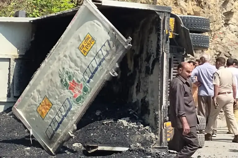 उत्तरकाशी उत्‍तराखंड न्यूज़ : उत्तरकाशी में गंगोत्री हाईवे पर देविधार के पास ट्रक पलटने से चालक की मौत हो गई।