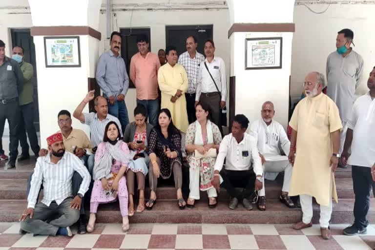 उत्‍तराखंड न्यूज़ : पार्षद और निगम कर्मचारी मेयर से अभद्रता पर भड़के , सोनिया आनंद के खिलाफ कार्रवाई की मांग