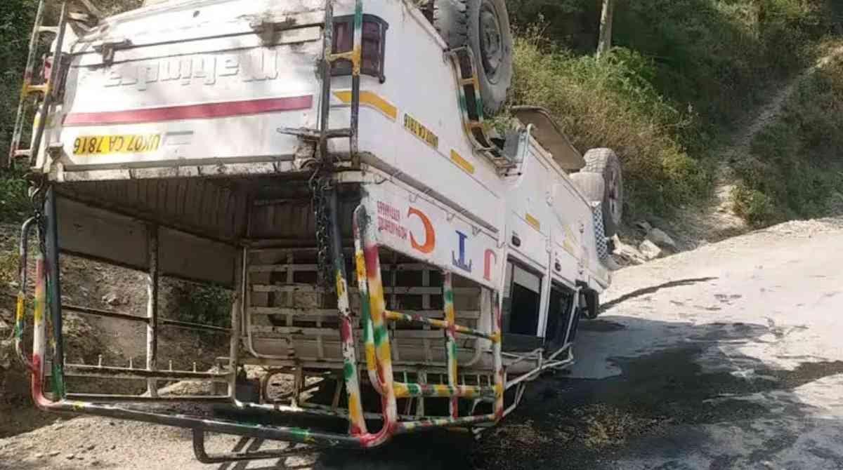 विकासनगर उत्‍तराखंड न्यूज़ : विकासनगर में ब्रेक फेल होने से यूटिलिटी वाहन सड़क पर पलटा, पांच घायल