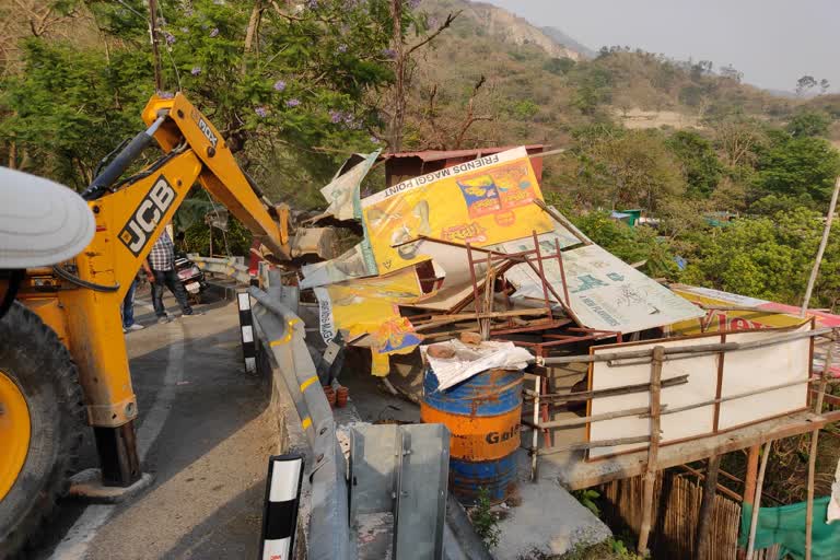 मसूरी उत्तराखंड ब्रेकिंग न्यूज : प्रशासन का पीला पंजा मसूरी में अतिक्रमण के खिलाफ चला , 202 पक्के निर्माण चिह्नित, 26 तोड़े