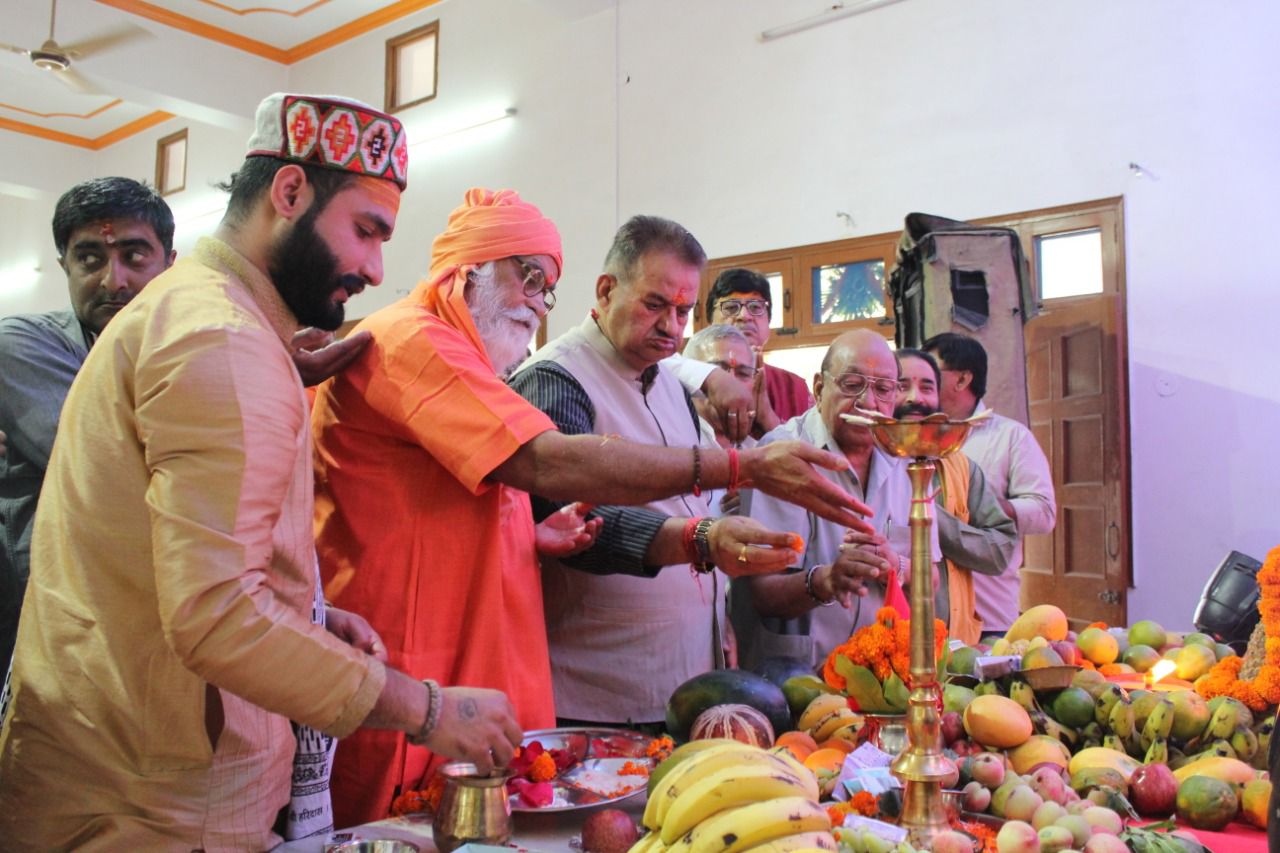 उत्‍तराखंड न्यूज़ : टपकेश्वर महादेव मंदिर में आयोजित सुन्दरकाण्ड पाठ का दीप प्रज्जवलित कर शुभारम्भ करते कृषि मंत्री गणेश जोशी