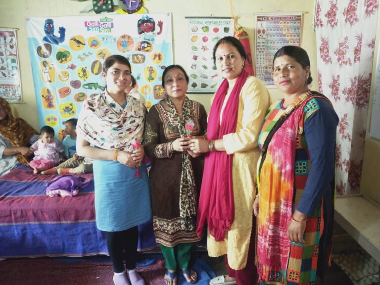 मसूरी उत्‍तराखंड न्यूज़ : पोषण दिवस के उपलक्ष में भाजपा महिला मोर्चा की जिला कोषाध्यक्ष अनीता पुंडीर के नेतृत्त्व में आंगनवाडी कार्यकत्री को सम्मानित किया