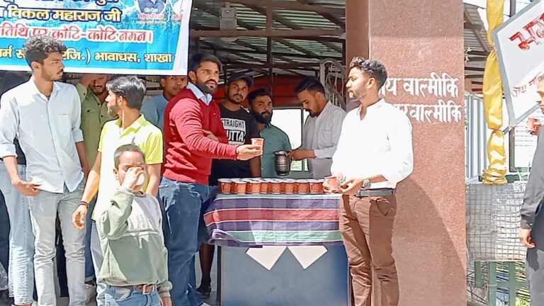 मसूरी उत्‍तराखंड न्यूज़ : वाल्मीकि मंदिर के प्रांगण में छबील लगा कर लोगों को शर्बत बांटा।