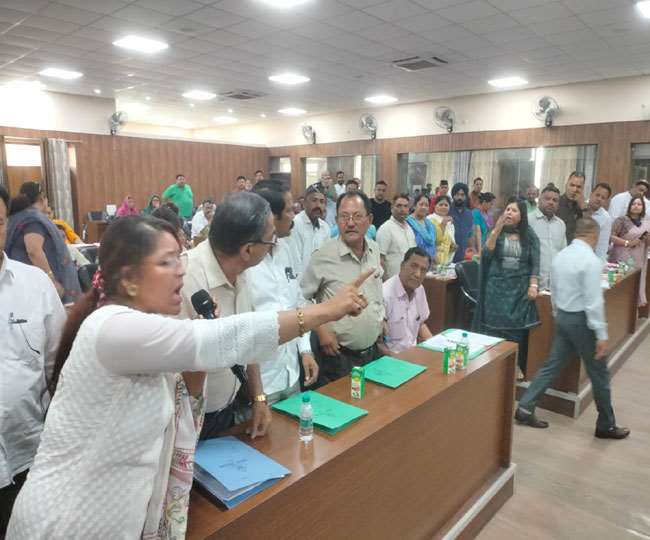 मसूरी उत्‍तराखंड न्यूज़ : मसूरी में शहीद के बारे में अभद्र टिप्पणी करने पर पार्षद मीना बिष्ट के खिलाफ आक्रोश, पार्टी से निलंबित