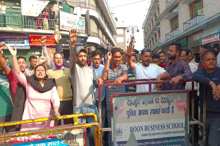 मसूरी उत्तराखंड न्यूज: नगर निगम पर्यटन प्रभारी विनोद कुमार को निलंबित करने की मांग की।