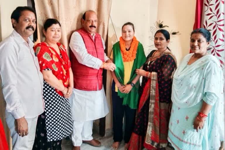 उत्‍तराखंड न्यूज़ : कांग्रेस ने डेयर डेविल हिम रक्षक प्रीति मल्ल का सम्मान किया, माउंट किलिमंजारों पर विजय प्राप्त कर चुकी हैं