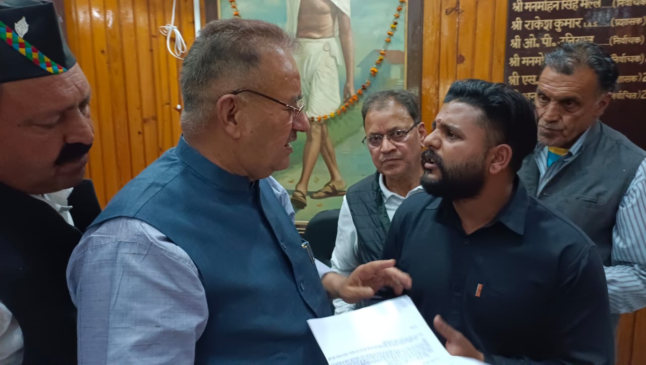 मसूरी उत्‍तराखंड न्यूज़ : भाजपा के मंडल उपाध्यक्ष अभिलाष ने कैबिनेट मंत्री गणेश जोशी को ज्ञापन दिया