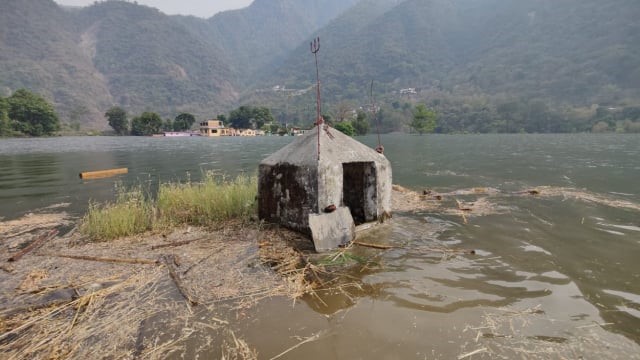 उत्‍तराखंड न्यूज़ : लोहारी गांवों में बिस्सू मेले की रौनक पर बांध से पानी फेरा और कुलदेवता मंदिर में भी पानी भर गया
