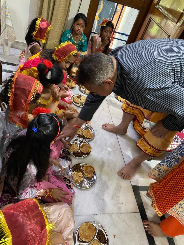 मसूरी उत्‍तराखंड न्यूज़ : महाअष्टमी पर्व पर कृषि मंत्री गणेश जोशी ने परिवार सहित कन्या पूजन कर लिया मॉ दुर्गा का आर्शिवाद।