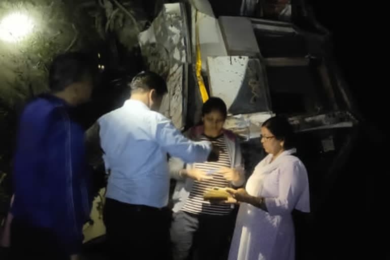 टिहरी उत्‍तराखंड न्यूज़ : टिहरी में एक मिनी बस के गहरी खाई में गिरने से तीन लोग घायल हो गए।