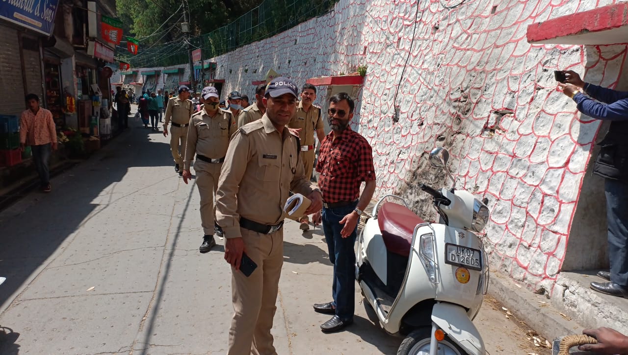मसूरी उत्‍तराखंड न्यूज़ : मसूरी पुलिस कार्रवाई में सड़क किनारे रखे अतिक्रमण को हटाया