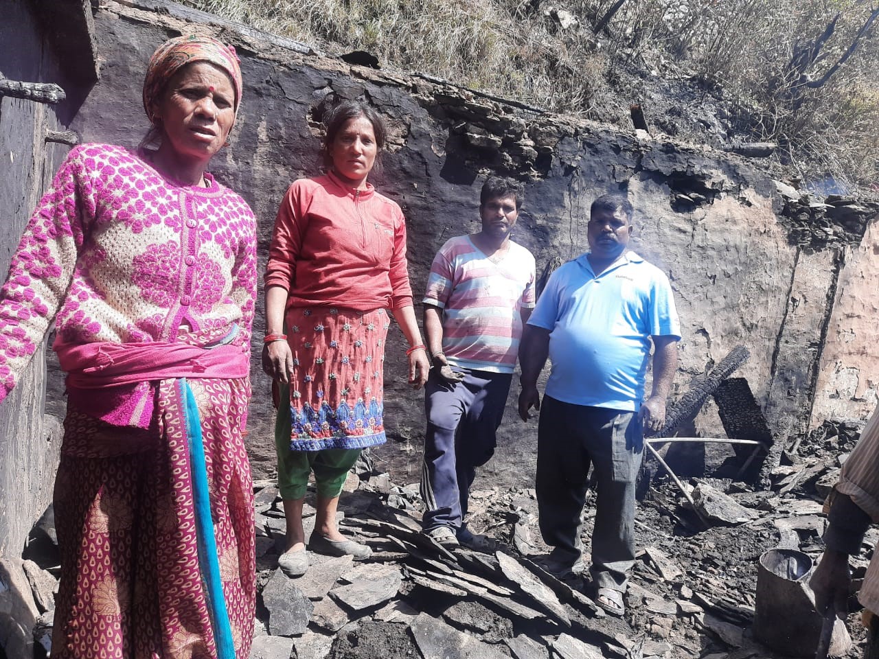 टिहरी उत्‍तराखंड न्यूज़ : आग लगने से ग्राम खेडा के डिबरी तोक मे चार परिवारों के दो घर जल कर राख हो गए.
