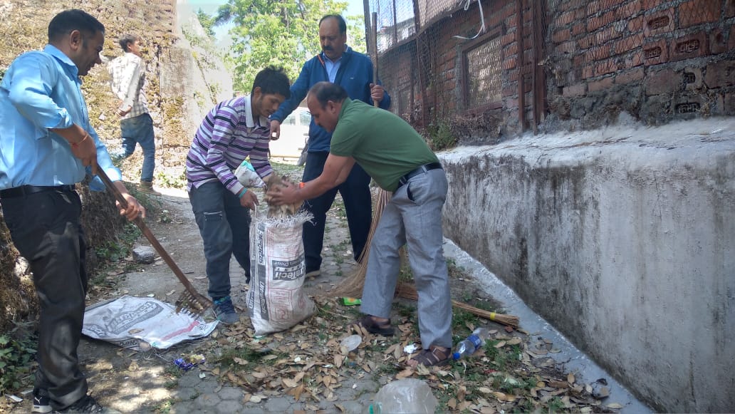 मसूरी उत्‍तराखंड पर्यटन स्वच्छता पखवाड़ा : स्वछता पखवाड़ा के अंतर्गत मसूरी बीजेपी ने स्कूल ,कॉलोनी और कई पर्यटन स्थलों पर की साफ-सफाई