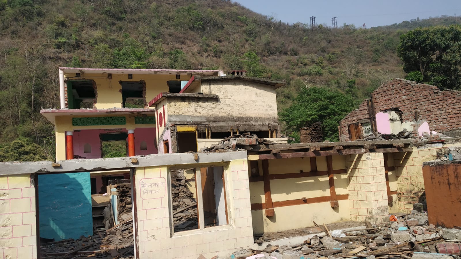 टिहरी उत्‍तराखंड न्यूज़ : यादों में रहेगा 'लोहारी' गांव , कुछ ही समय बाद व्यासी बांध में अपना गांव मिलने के डर से लोग तड़पने लगे