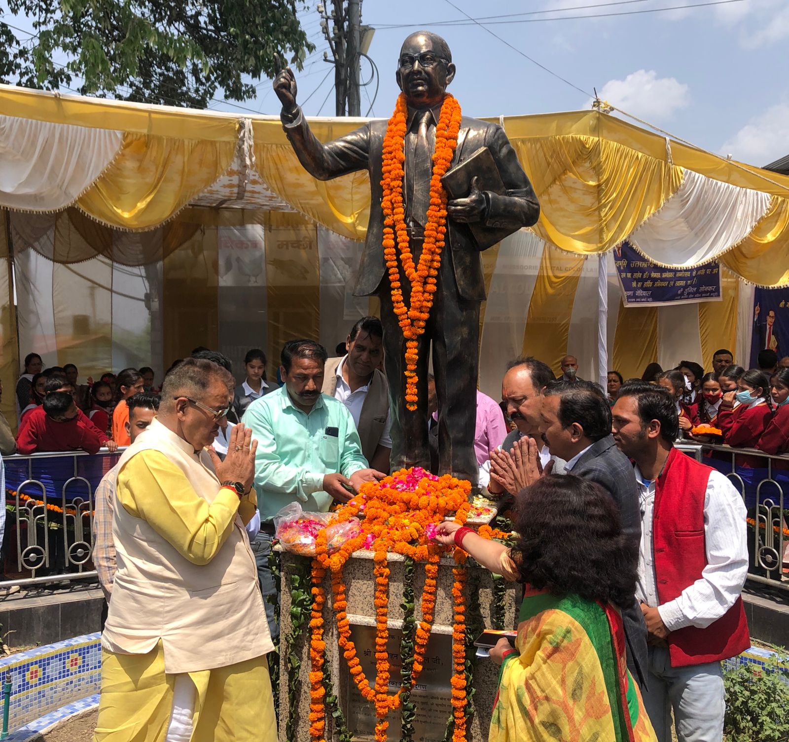 उत्‍तराखंड ब्रेकिंग न्यूज़ : कृषि मंत्री ने अम्बेडकर चौक मसूरी में बाबा साहेब भीमराव अम्बेडकर की मूर्ती पर किया माल्यार्पण।