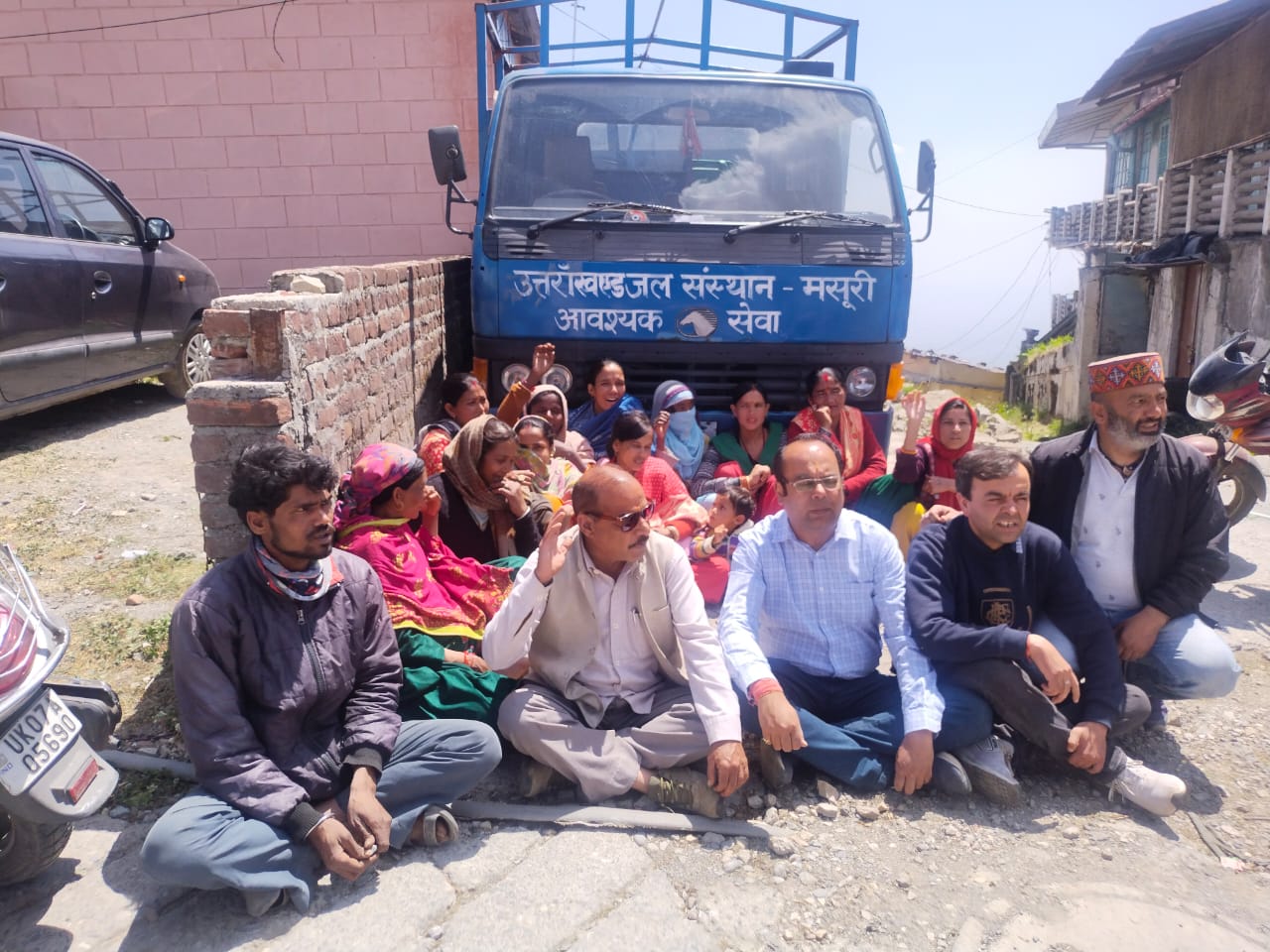 मसूरी उत्‍तराखंड न्यूज़ : बारहकैंची के निवासियों का जल संस्थान पर धरना जारी