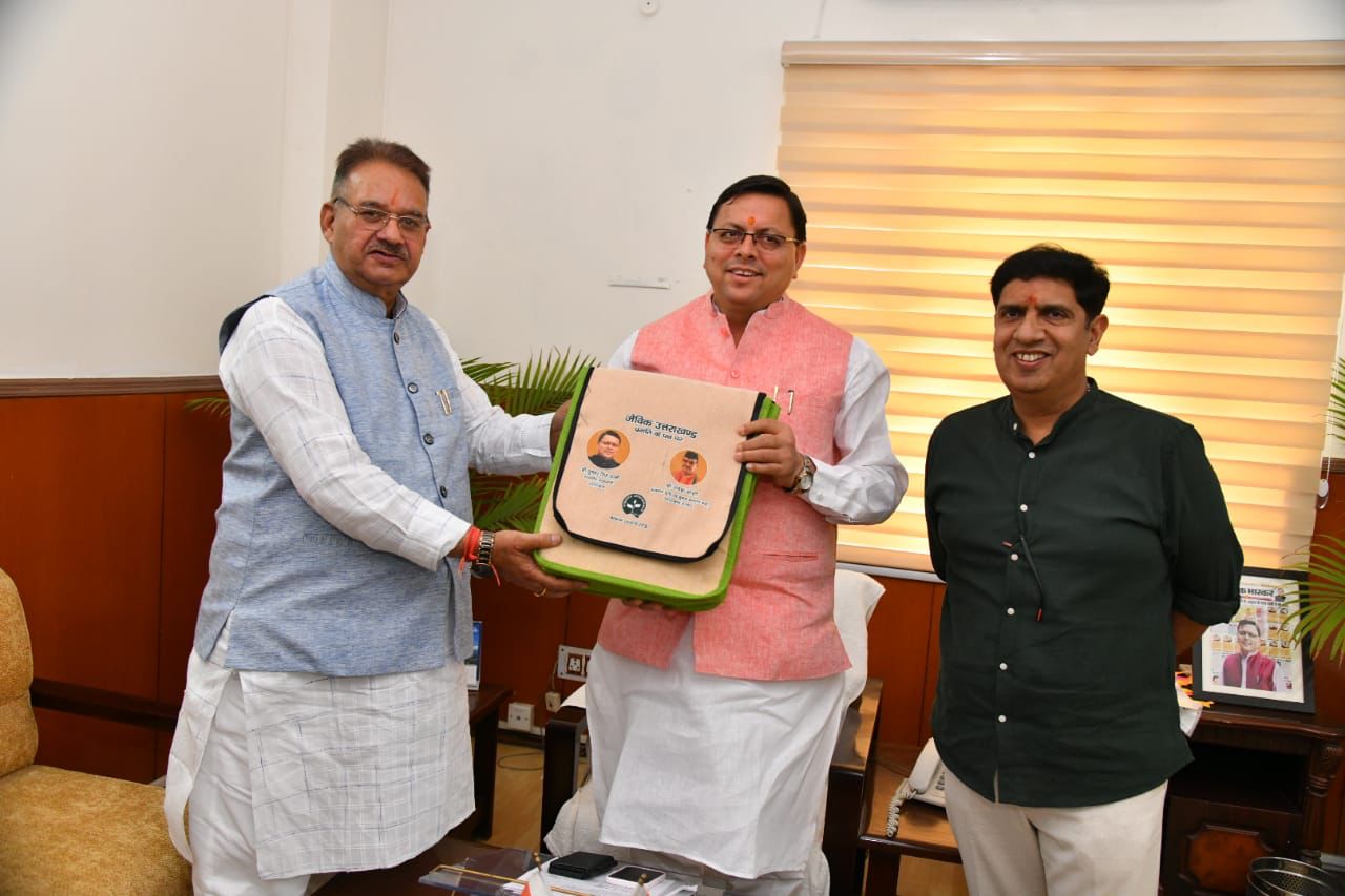 उत्‍तराखंड ब्रेकिंग न्यूज़ : जैविक उत्पादों की किट का अनावरण करते मुख्यमंत्री पुष्कर सिंह धामी और कृषि मंत्री गणेश जोशी