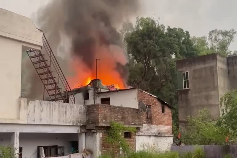 उत्‍तराखंड न्यूज़ : पूरे घर का सामान आग लगने से राख हो गया , कैबिनेट मंत्री ने दिया मदद का आश्वासन