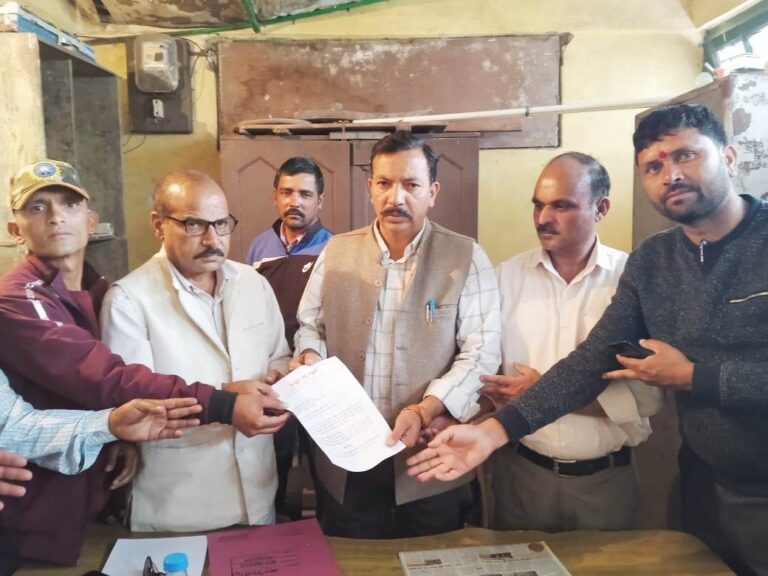 मसूरी उत्‍तराखंड न्यूज़ : भाजपा मसूरी मंडल अध्यक्ष मोहन पेटवाल के माध्यम से राज्य के कैबिनेट मंत्री एवं मसूरी विधायक गणेश जोशी को मजदूर संघ मसूरी ने विभिन्न समस्याओं के समाधान के लिए ज्ञापन सौंपा