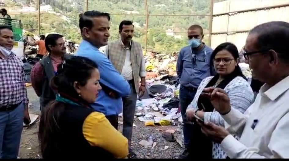 मसूरी उत्‍तराखंड न्यूज़ : एसडीएम ने आईडीएच के पास कूड़ा डंपिंग स्थल का किया निरीक्षण, टिन शेड लगाने के दिए निर्देश