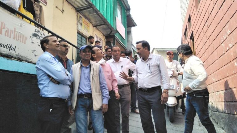 मसूरी उत्‍तराखंड न्यूज़ : नगर पालिका व एमडीडीए के अधिकारियों के साथ एसडीएम नरेशचन्द्र दुर्गापाल ने शौचालयों का निरीक्षण किया