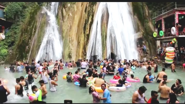 मसूरी उत्तराखंड न्यूज: पर्यटकों का सैलाब केम्पटी फाल में उमड़ा ।