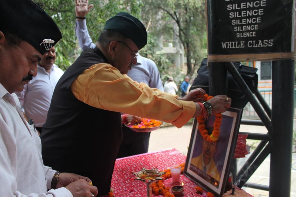 उत्‍तराखंड न्यूज़ : आजाद हिंद फौज के वीर जवान कैप्टन दल बहादुर थापा को श्रृद्वांजली देते कैबिनेट मंत्री गणेश जोशी।