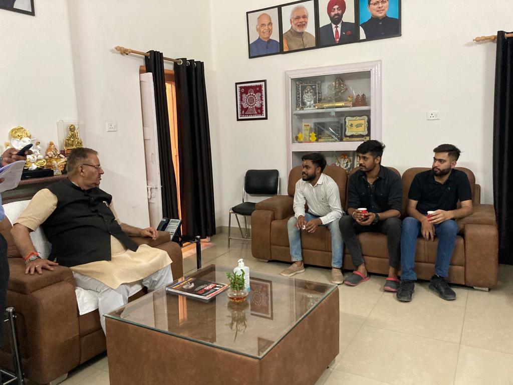 उत्‍तराखंड ब्रेकिंग न्यूज़ : कृषि मंत्री गणेश जोशी ने मुलाकात करते राजस्थान भाजयुमो के पदाधिकारी।