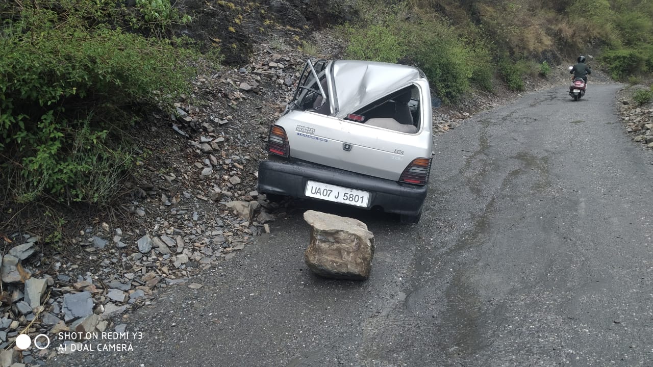 टिहरी गढ़वाल उत्‍तराखंड न्यूज़ : अगलाड-थत्यूड़ मोटर मार्ग पर पहाड़ी से गिरे बोल्डर की चपेट में आने से महिला गंभीर रूप से घायल हो गई , इलाज जारी