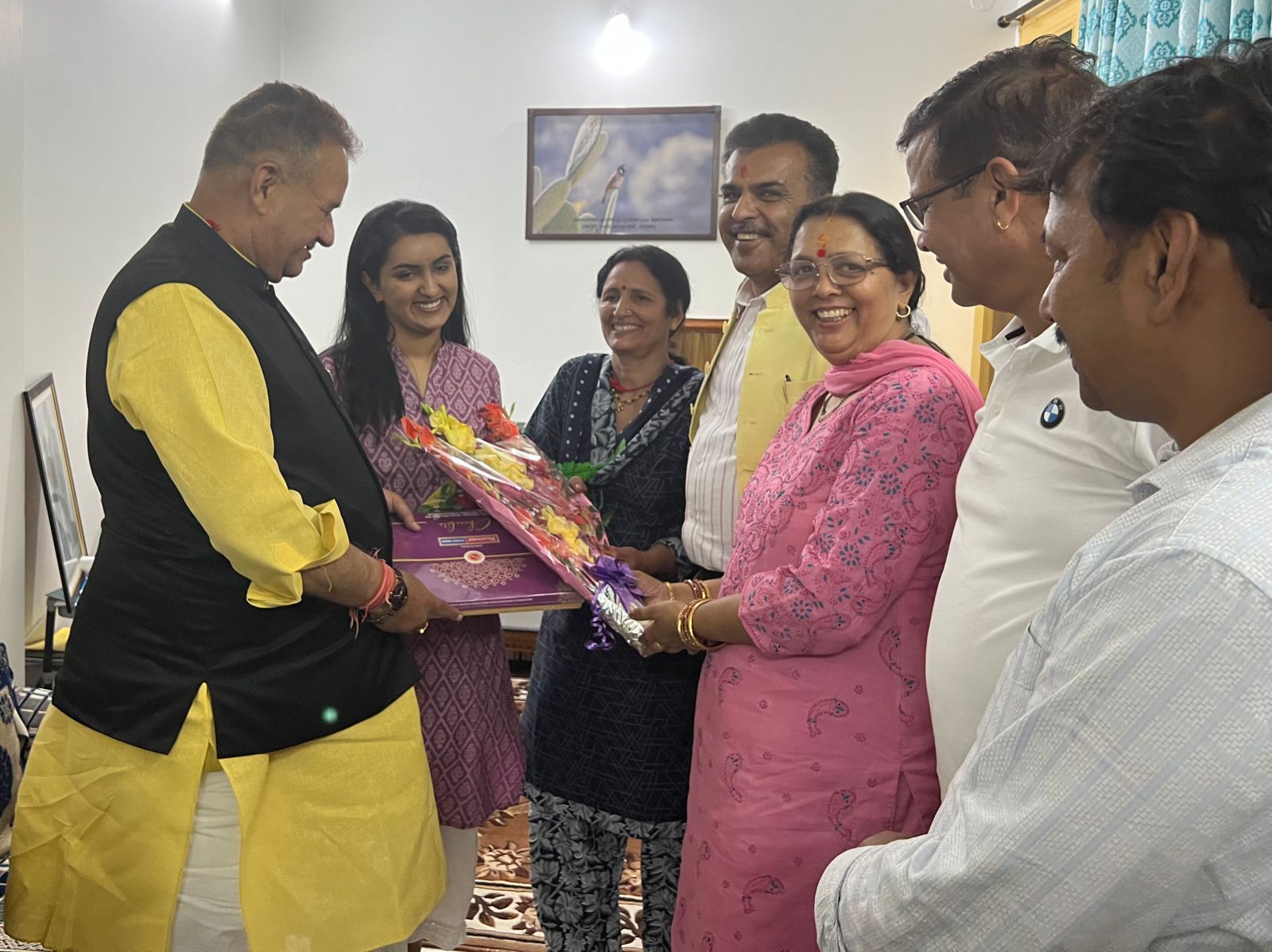 पिथौरागढ़ उत्‍तराखंड न्यूज़ : आईएएस परीक्षा पास करने पर दीक्षा जोशी को बधाई देते कृषि मंत्री गणेश जोशी