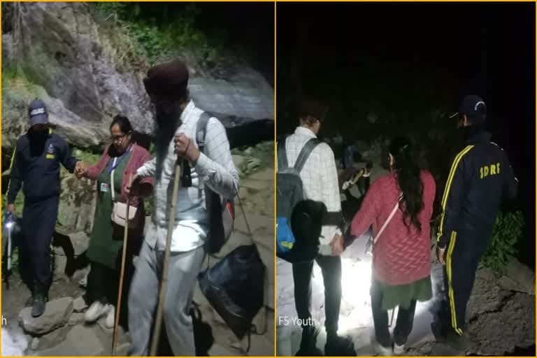 चमोली उत्‍तराखंड हेमकुंड साहिब : चार तीर्थयात्री बीच रास्ते में फंसे , एसडीआरएफ ने बचाया