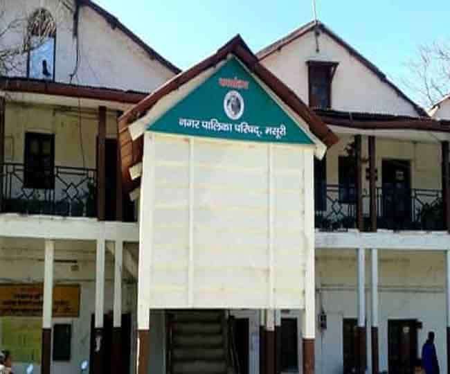 मसूरी उत्तराखंड न्यूज : नगर परिषद मसूरी के कर्मचारियों ने माल रोड पर अतिक्रमण करने वालों को खदेड़ा