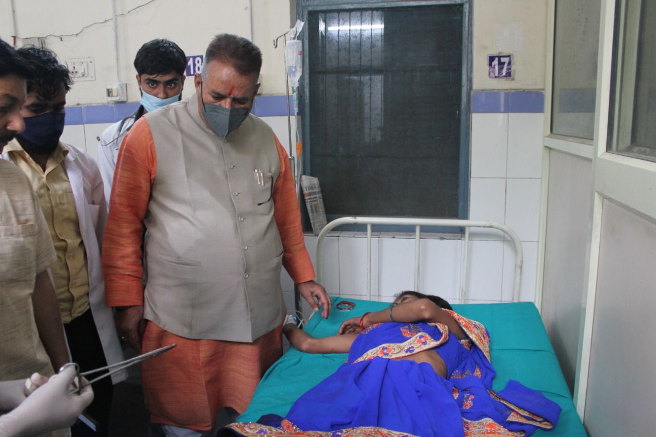 उत्‍तराखंड न्यूज़ : फुलेत में हुये वाहन हादसे के घायलों का हाल जानने के लिए दून मेडिकल कॉलेज पहुँचे कैबिनेट मंत्री गणेश जोशी।