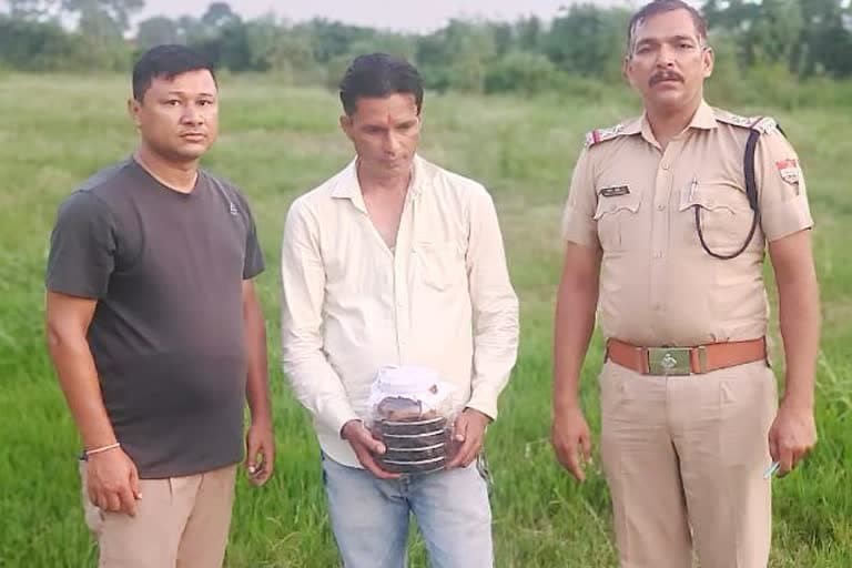 उत्‍तराखंड न्यूज़ : 900 ग्राम चरस को टेप से शरीर के चारों ओर लपेटा, लालकुआं में पकड़ा गया तस्कर