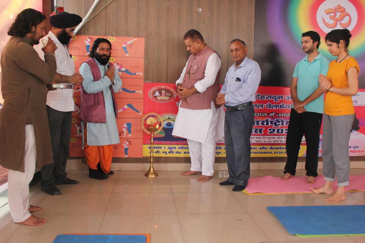 उत्‍तराखंड न्यूज़ : देवभूमि संजीवनी योग और वैलनेस केंद्र का शुभारंभ करते सैनिक कल्याण मंत्री गणेश जोशी।