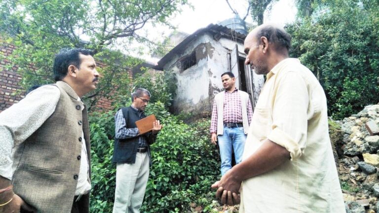 मसूरी उत्तराखंड न्यूज : झड़ीपानी में आधी रात को घर पर गिरा पुश्ता , परिवार तो बच गया लेकिन हो गया नुकसान