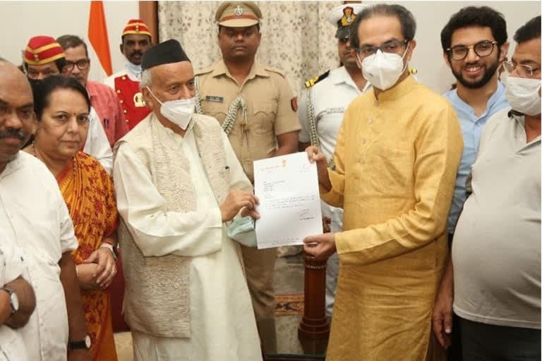 ठाकरे को राज्यपाल द्वारा कार्यवाहक मुख्यमंत्री के रूप में बने रहने के लिए कहा जाता है, फिर वो उनका इस्तीफा स्वीकार कर लेते हैं।
