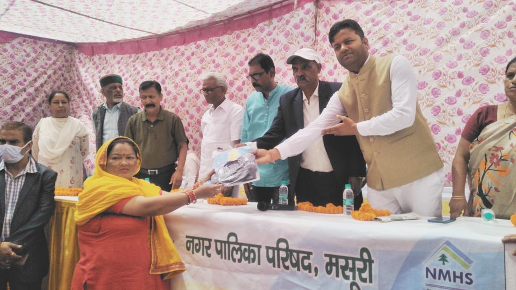 मसूरी उत्‍तराखंड न्यूज़ : नगर पालिका ने पर्यावरण मित्रों को विश्व पर्यावरण दिवस पर किया सम्मानित, दिए उपहार