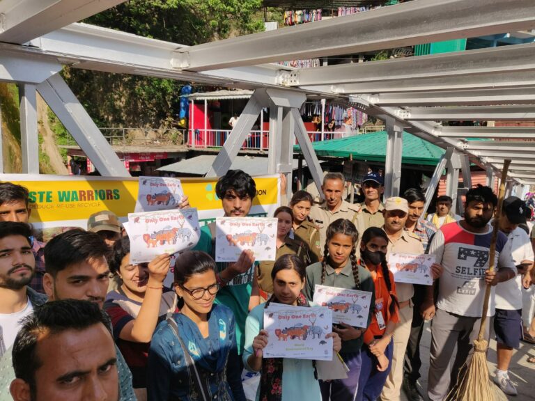 मसूरी उत्‍तराखंड न्यूज़ : केंपटी फॉल  में वेस्ट वॉरियर्स संस्था, मेक माई ट्रिप फाउंडेशन और मसूरी वन विभाग केम्पटी की संयुक्त पहल ने सफाई अभियान चलाया ।