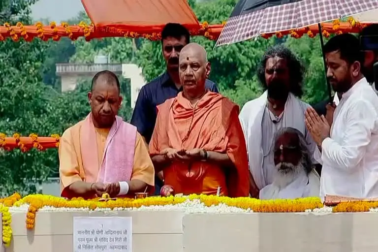 राम मंदिर : गर्भगृह का पहला पत्थर अयोध्या में सीएम योगी ने रखा
