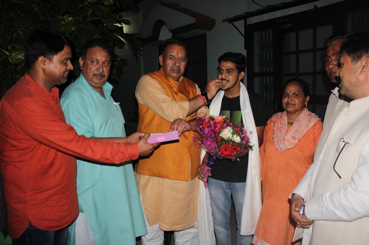 उत्‍तराखंड न्यूज़ : सीडीएस टॉपर हिमांशु पांडेय को पुष्पगुच्छ देकर सम्मानित करते सैनिक कल्याण मंत्री गणेश जोशी।
