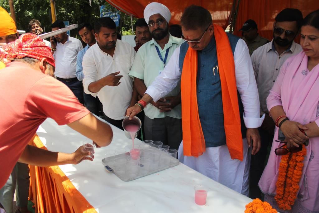 उत्‍तराखंड न्यूज़ : देहरादून ऐम्बुलेंस मालिक एवं चालक वेलफ़ेर एसोसिएशन द्वारा आजोजित छबील में सर्बत पिलाते कैबिनेट मंत्री गणेश जोशी।