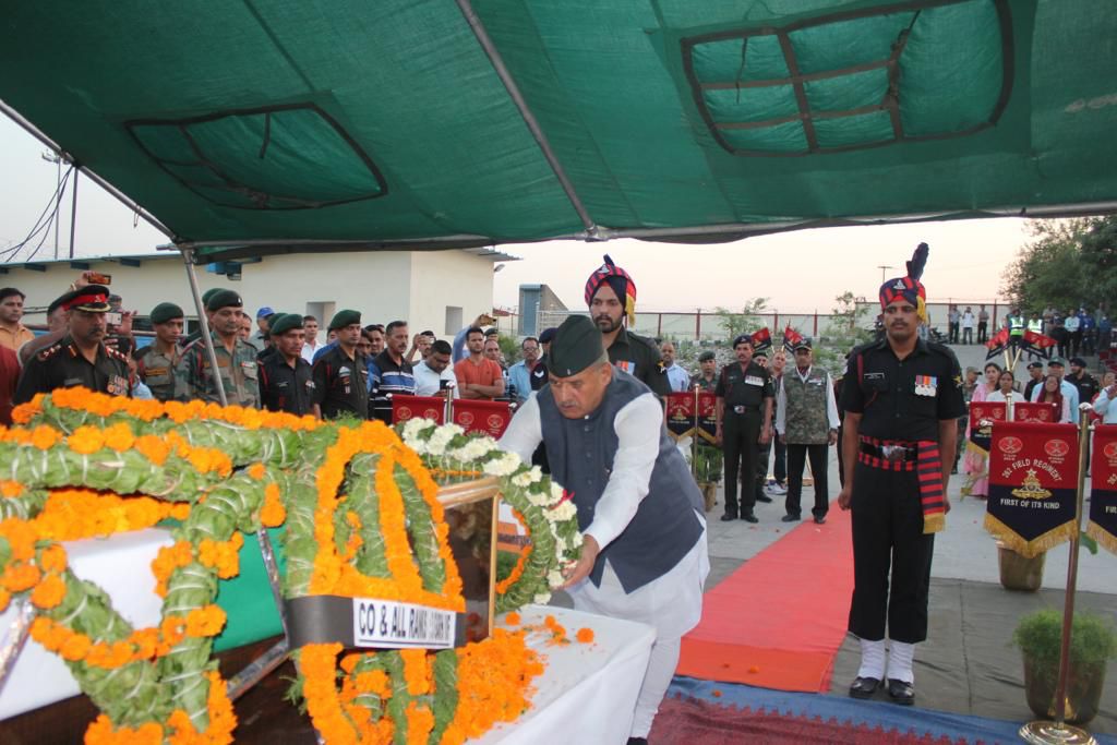 उत्‍तराखंड न्यूज़ : उत्तराखंड के लाल प्रवीण पार्थिव शरीर को पुष्पांजलि अर्पित करते सैनिक कल्याण मंत्री गणेश जोशी।