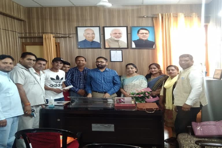 धनौल्टी उत्‍तराखंड न्यूज़ : अधर में लटका कई सड़कों का निर्माण धनौल्टी विधानसभा क्षेत्र में , विधायक आवास पहुंचे जनप्रतिनिधि