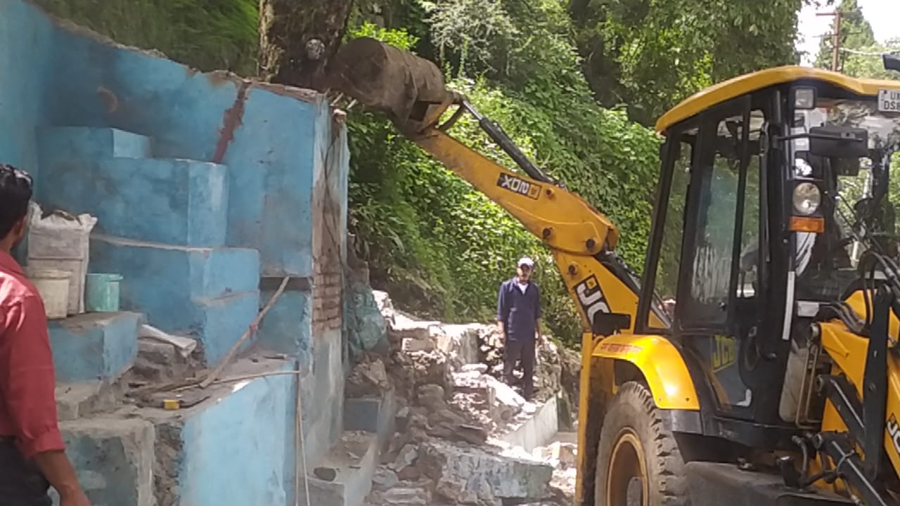 Mussoorie Uttarakhand News :मसूरी में सड़कों से अतिक्रमण हटाने का काम जारी कैमल्स बैक व स्प्रिंग रोड पर प्रशासन का बुलडोजर गरजा