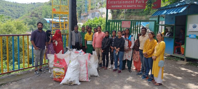 Mussoorie Uttarakhand News : नगर पालिका, कीन व हिलदारी ने संयुक्त रूप से भटटा फाॅल में व्यापक सफाई अभियान चलाया, 337 किलो कूड़ा उठाया