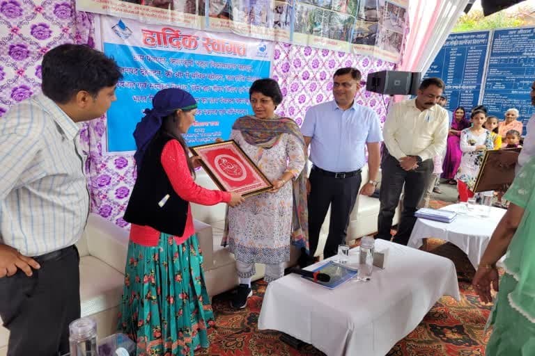 मसूरी उत्‍तराखंड न्यूज़ : केंद्रीय पेयजल सचिव विनी महाजन ने देहरादून के मसूरी के स्मार्ट गांव क्यारकुली भट्टा में केंद्र सरकार द्वारा संचालित जल जीवन मिशन की विभिन्न योजनाओं का निरीक्षण किया