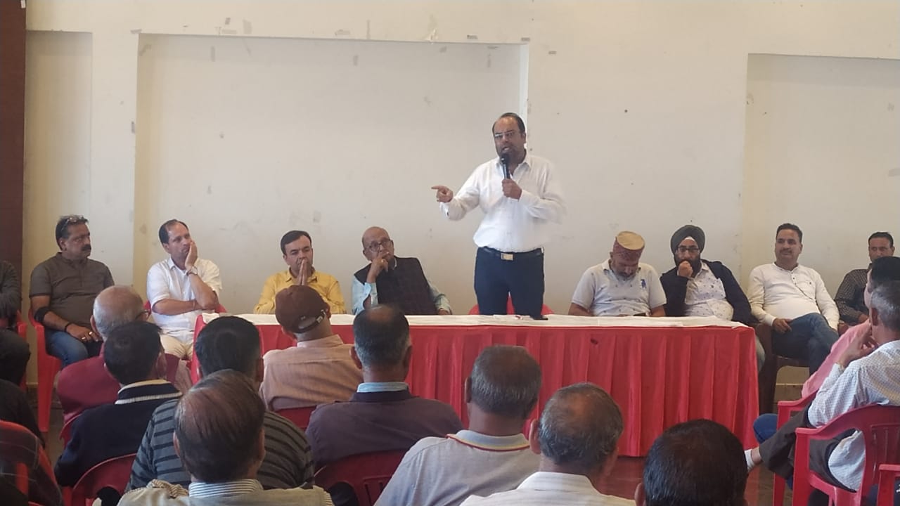 मसूरी उत्‍तराखंड न्यूज़ : मसूरी ट्रेड एसोसिएशन के अध्यक्ष रजत अग्रवाल ने कहा कि अतिक्रमण के नाम पर नगर पालिका द्वारा व्यापारियों के साथ अन्याय किया जा रहा है , करेंगे पुरजोर विरोध